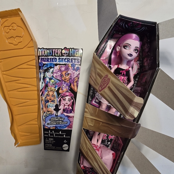 Buried Secrets 2 Draculaura, 3 Clawdeen, 1 Cleo, 1 Frankie Monster High dolls. - Picture 2 of 4
